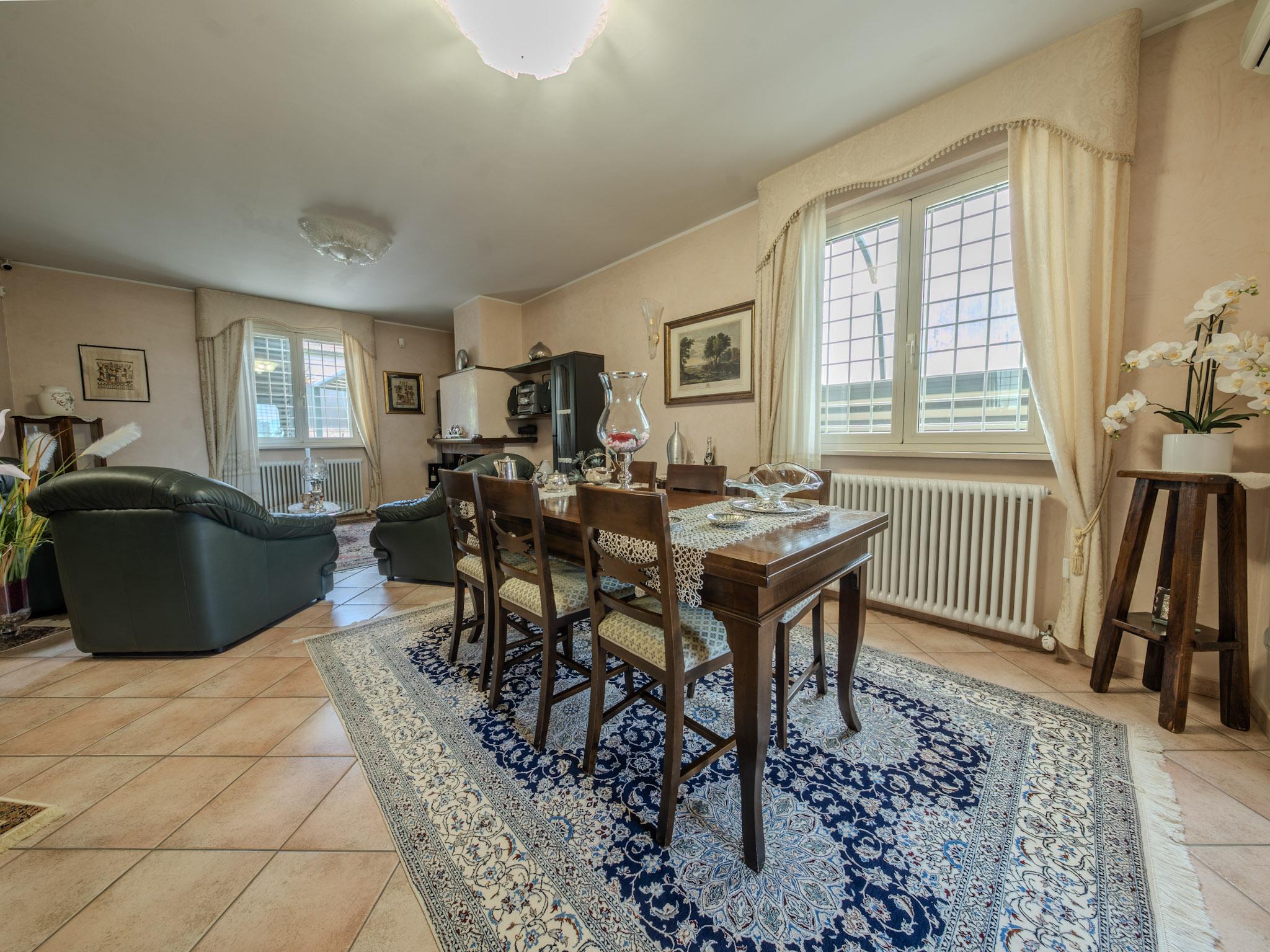 Fotografia immobiliare: soggiorno con sala da pranzo